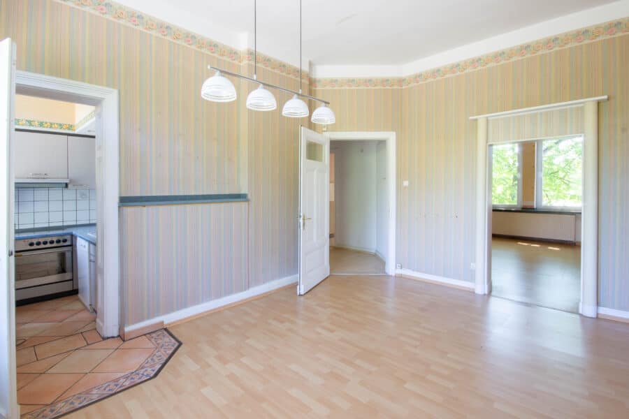 Charmantes Mehrfamilienhaus mit Ausbaupotenzial – perfekt für Kapitalanleger oder Eigennutzer - Wohnzimmer OG rechts