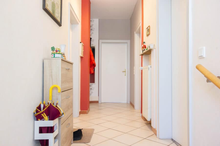 Charmantes Mehrfamilienhaus mit Ausbaupotenzial – perfekt für Kapitalanleger oder Eigennutzer - Eingangsbereich EG rechts