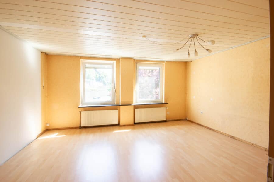 Charmantes Mehrfamilienhaus mit Ausbaupotenzial – perfekt für Kapitalanleger oder Eigennutzer - Wohnzimmer OG links