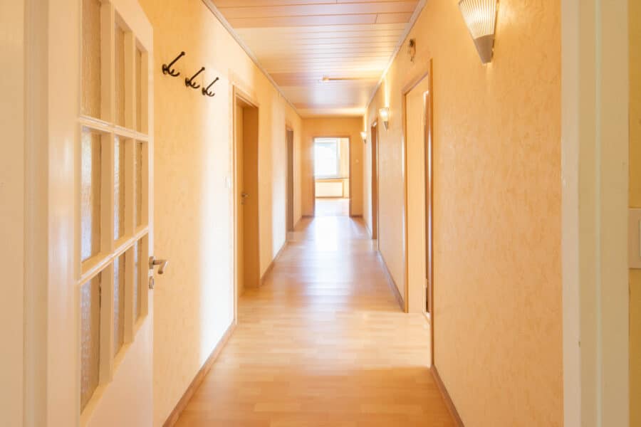 Charmantes Mehrfamilienhaus mit Ausbaupotenzial – perfekt für Kapitalanleger oder Eigennutzer - Flur OG links