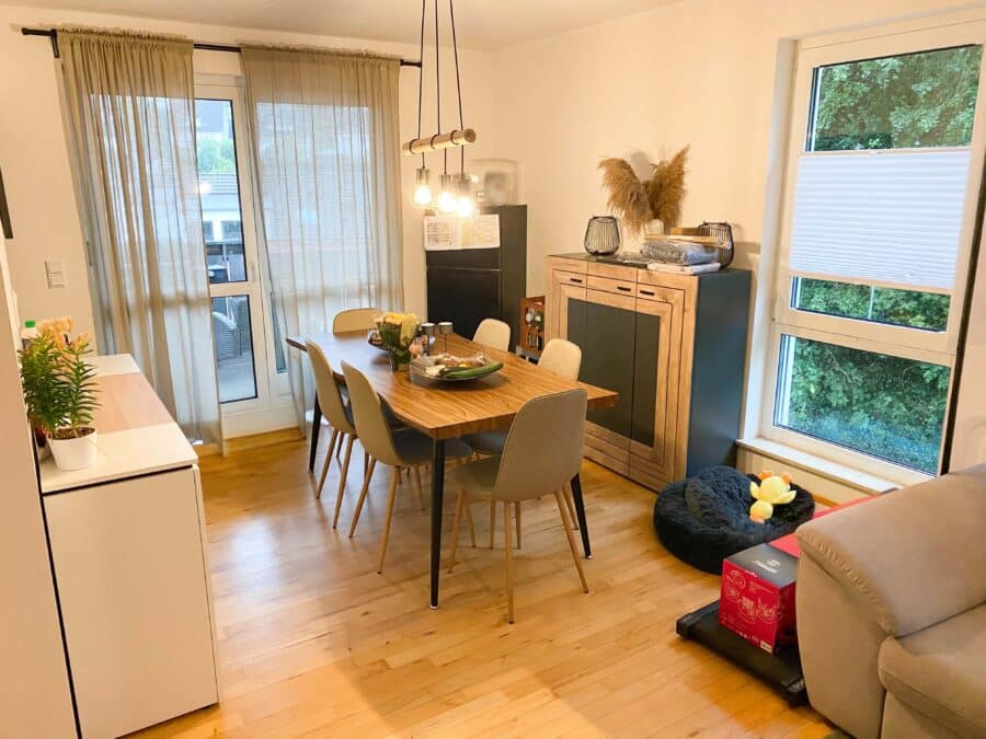 Gepflegte Eigentumswohnung mit großzügigem Balkon in Sundern - Essbereich mit Zugang auf den Balkon