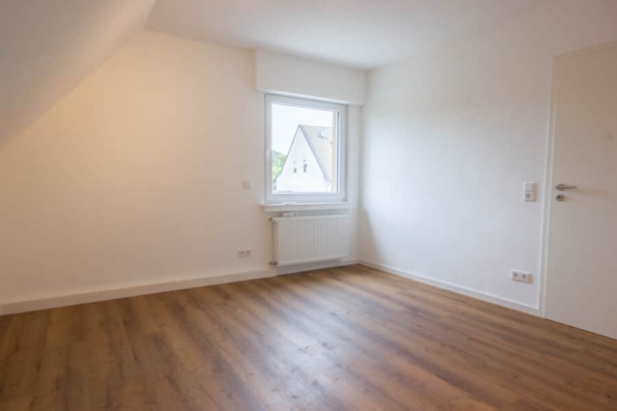 Ein-/Zweifamilienhaus in Ense-OT - komplett modernisiert und vielseitig nutzbar! - Zimmer Dachgeschoss