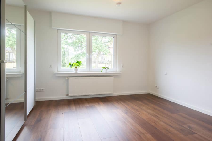 Ein-/Zweifamilienhaus in Ense-OT - komplett modernisiert und vielseitig nutzbar! - Schlafzimmer Erdgeschoss
