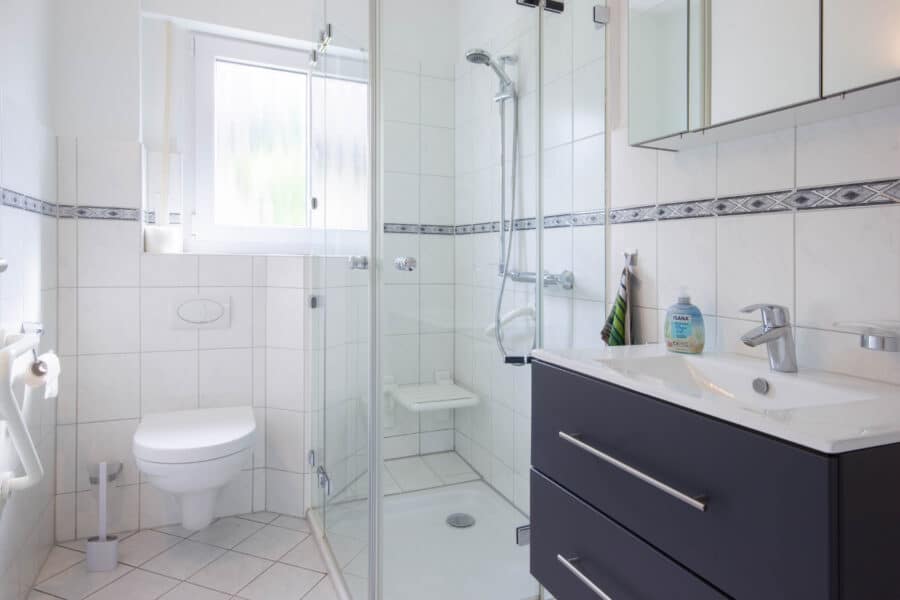 Ein-/Zweifamilienhaus in Ense-OT - komplett modernisiert und vielseitig nutzbar! - Badezimmer Erdgeschoss