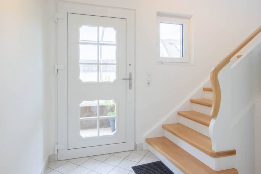 Ein-/Zweifamilienhaus in Ense-OT - komplett modernisiert und vielseitig nutzbar! - Eingangsbereich