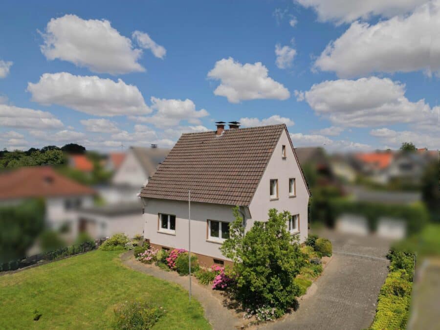 Ein-/Zweifamilienhaus in Ense-OT - komplett modernisiert und vielseitig nutzbar! - Vorderansicht