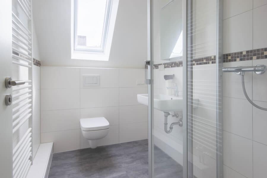 Ein-/Zweifamilienhaus in Ense-OT - komplett modernisiert und vielseitig nutzbar! - Badezimmer Dachgeschoss