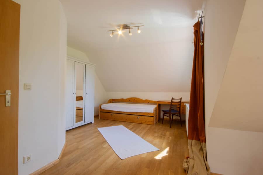 Familienanwesen mit Baugrundstück in Ruheoase - Kinderzimmer 1 rechts