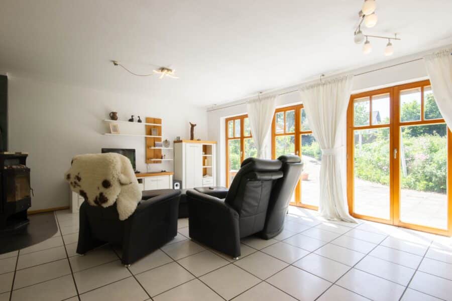 Familienanwesen mit Baugrundstück in Ruheoase - Wohnzimmer mit Sicht in den Garten