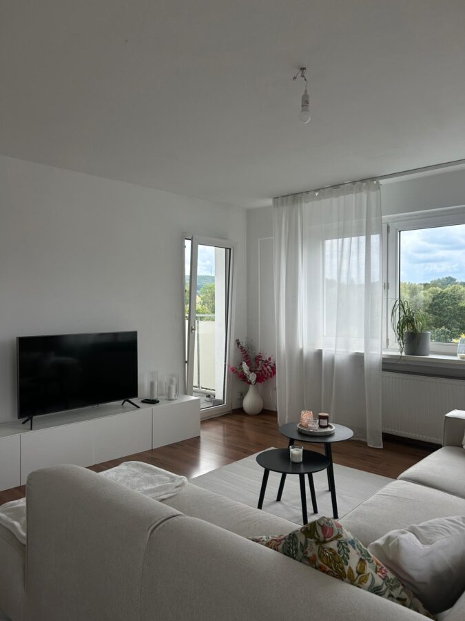 Helle Eigentumswohnung, zentrumsnah mit herrlichem Blick! - Wohnzimmer mit Zugang Balkon