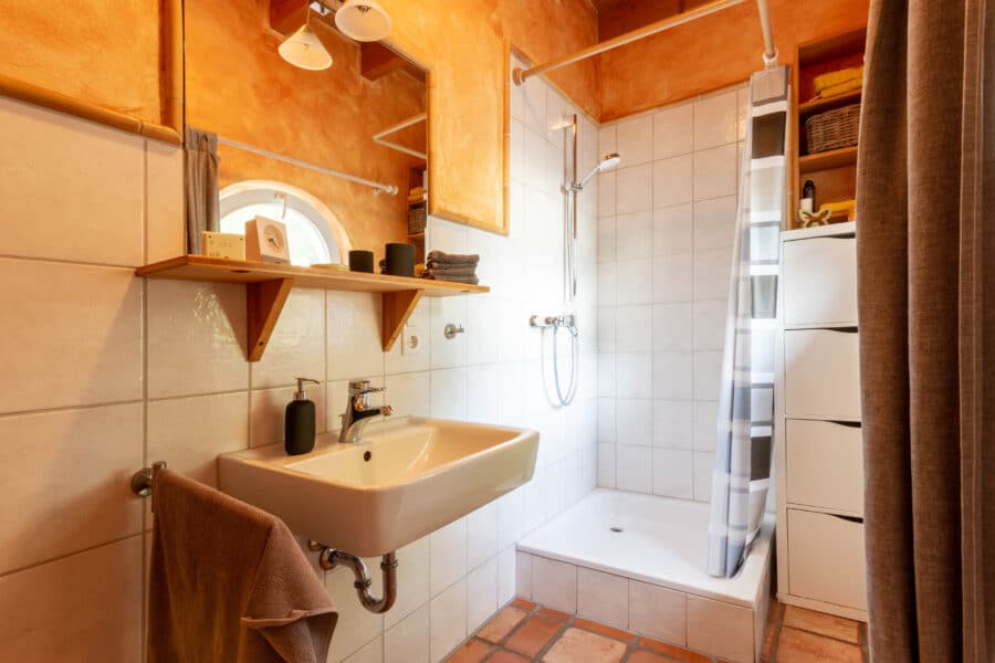 Energiefreundliches und ökologisch wertvolles Einfamilienhaus in ruhiger Randlage von Sundern - Gäste-Bad