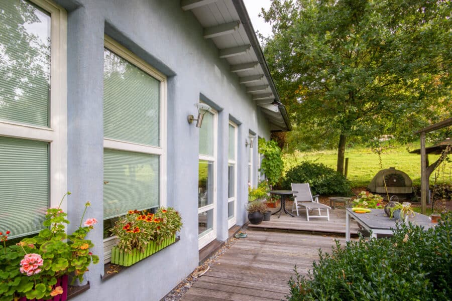 Energiefreundliches und ökologisch wertvolles Einfamilienhaus in ruhiger Randlage von Sundern - Terrasse