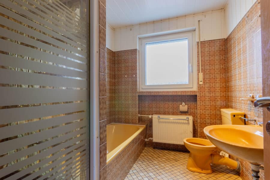 Zweifamilienhaus auf einem großzügigen und sonnigen Grundstück in zentraler Wohnlage von Ense-Bremen - Badezimmer