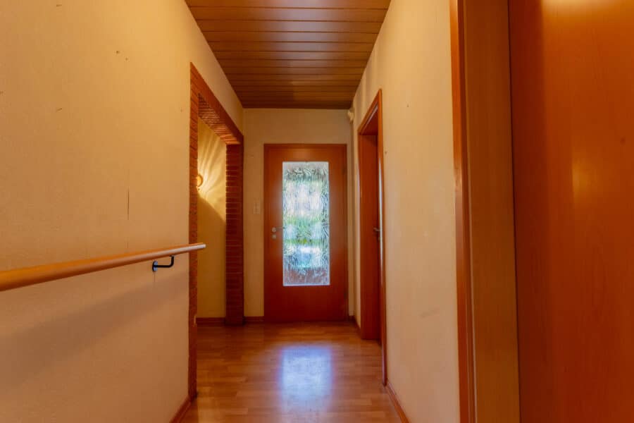 Zweifamilienhaus auf einem großzügigen und sonnigen Grundstück in zentraler Wohnlage von Ense-Bremen - Flur
