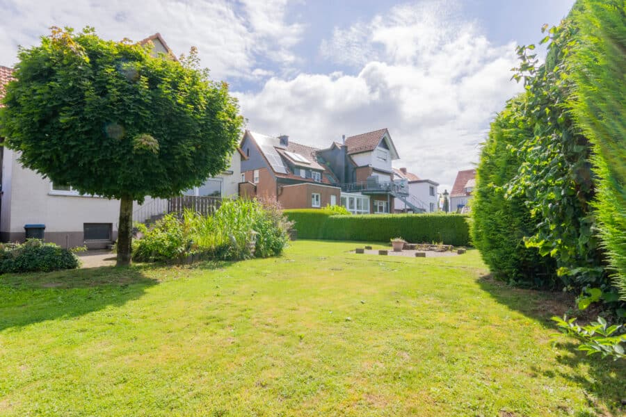 Zweifamilienhaus auf einem großzügigen und sonnigen Grundstück in zentraler Wohnlage von Ense-Bremen - Garten