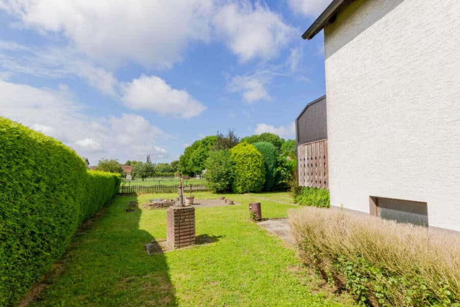 Zweifamilienhaus auf einem großzügigen und sonnigen Grundstück in zentraler Wohnlage von Ense-Bremen - Garten