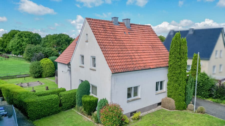 Zweifamilienhaus auf einem großzügigen und sonnigen Grundstück in zentraler Wohnlage von Ense-Bremen - Luftbidaufnahme