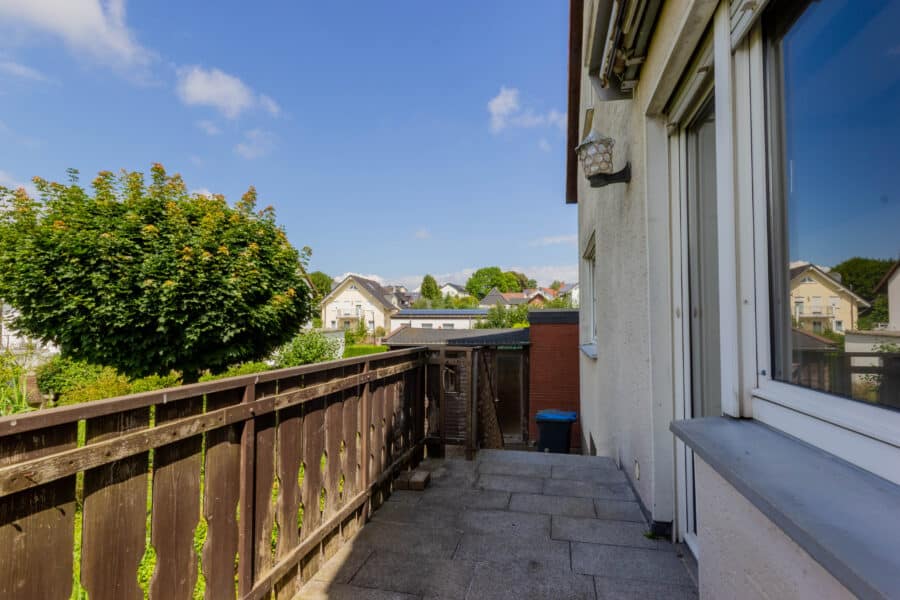 Zweifamilienhaus auf einem großzügigen und sonnigen Grundstück in zentraler Wohnlage von Ense-Bremen - Terrasse
