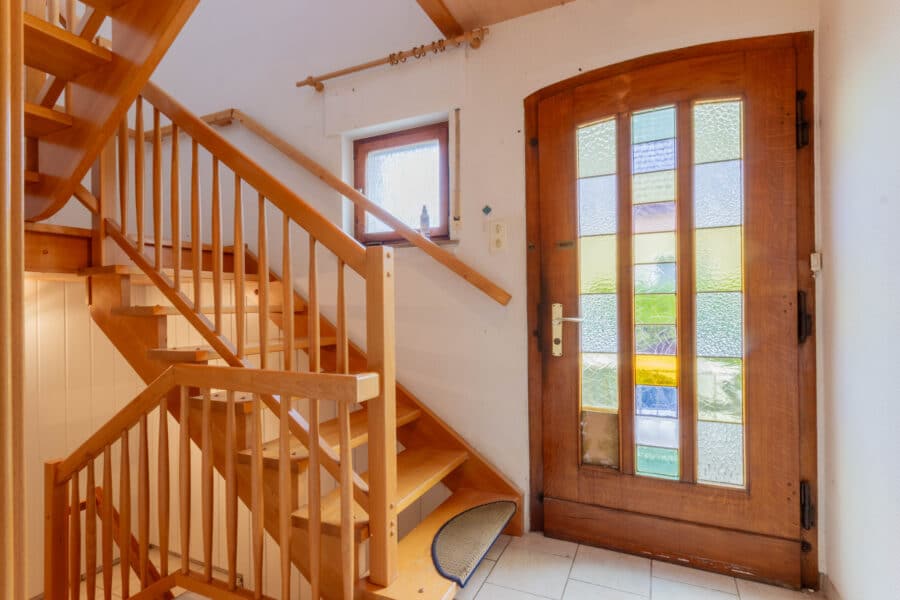 Zweifamilienhaus auf einem großzügigen und sonnigen Grundstück in zentraler Wohnlage von Ense-Bremen - Treppenhaus