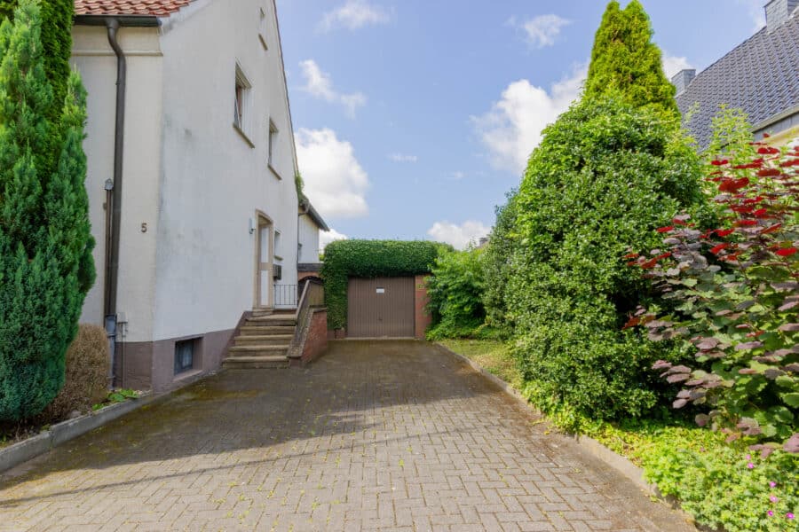 Zweifamilienhaus auf einem großzügigen und sonnigen Grundstück in zentraler Wohnlage von Ense-Bremen - Garagen- und Hofansicht