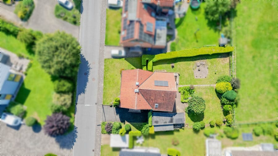 Zweifamilienhaus auf einem großzügigen und sonnigen Grundstück in zentraler Wohnlage von Ense-Bremen - Vogelperspektive