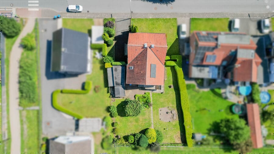 Zweifamilienhaus auf einem großzügigen und sonnigen Grundstück in zentraler Wohnlage von Ense-Bremen - Vogelperspektive
