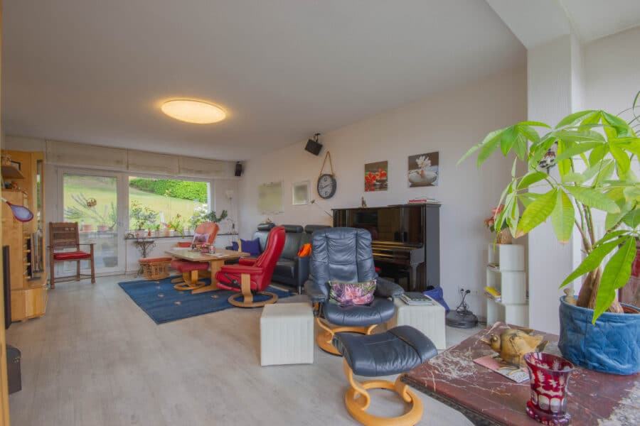 Energieeffizientes und modernisiertes Ein-/Zweifamilienhaus in beliebter Wohnlage von Arnsberg - Wohnzimmer - EG