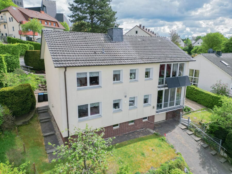 Energieeffizientes und modernisiertes Ein-/Zweifamilienhaus in beliebter Wohnlage von Arnsberg - Außenansicht