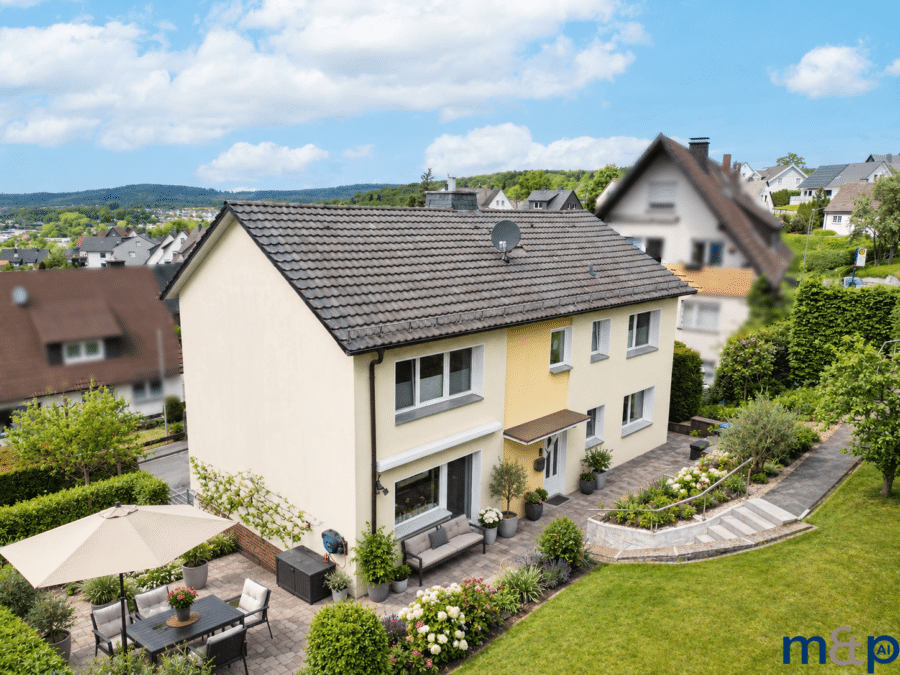 Attraktives Wohnhaus in Alt-Arnsberg – umfassend modernisiert, energieeffizient und sofort nutzbar! - Außenansicht KI generiert