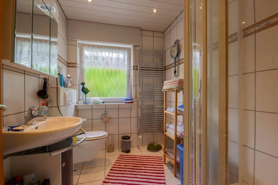 Energieeffizientes und modernisiertes Ein-/Zweifamilienhaus in beliebter Wohnlage von Arnsberg - Badezimmer - OG