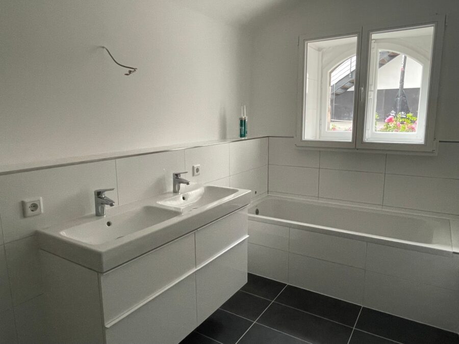 Moderne 3-Zimmer-Erdgeschosswohnung mit großzügiger Terrasse - Badezimmer Ansicht