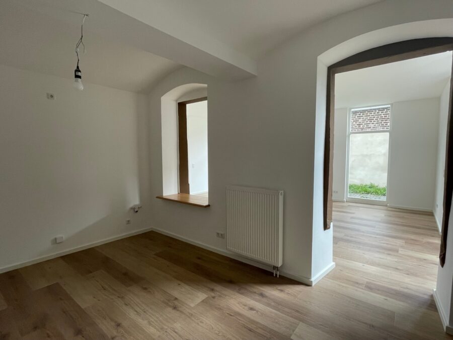 Moderne 3-Zimmer-Erdgeschosswohnung mit großzügiger Terrasse - Blick von der Küche ins Wohnzimmer.JPEG