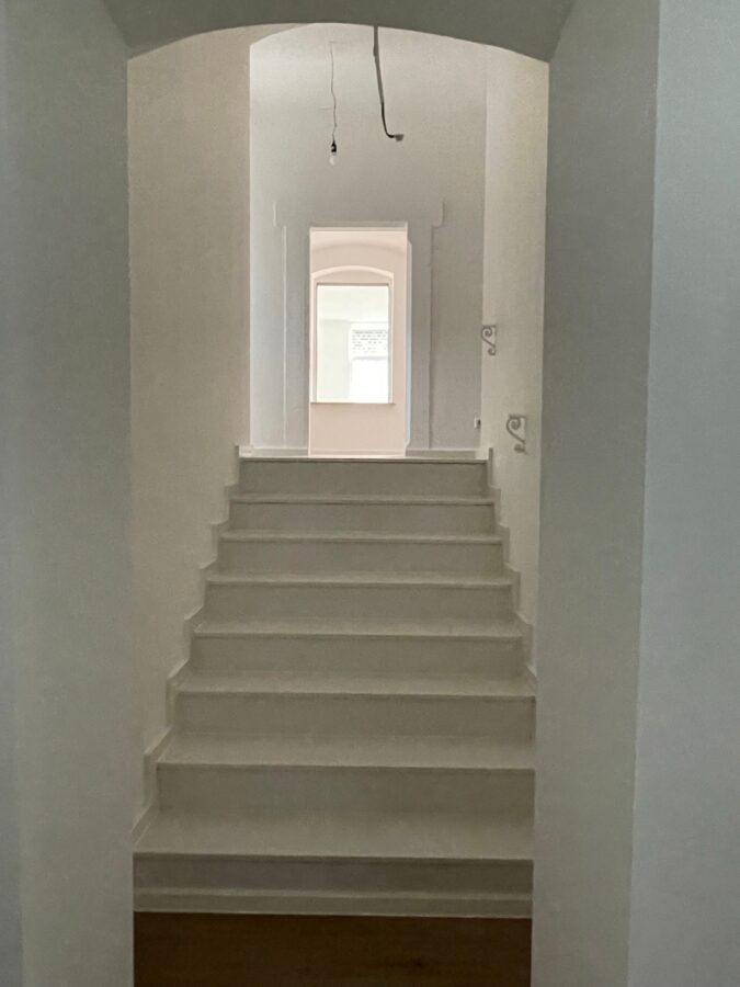 Moderne 3-Zimmer-Erdgeschosswohnung mit großzügiger Terrasse - Treppe