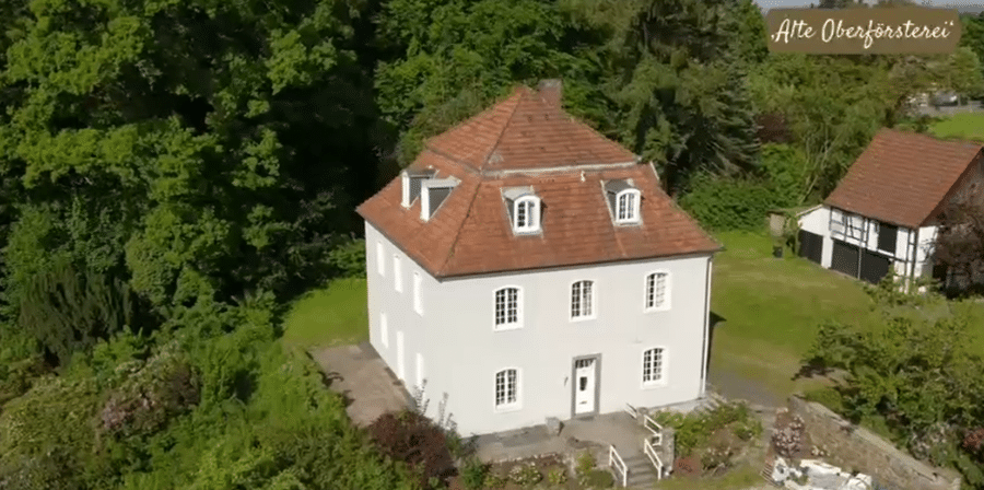 Stilvolle denkmalgeschützte Villa mit Blick auf Schloss Höllinghofen! - Hausansicht.png