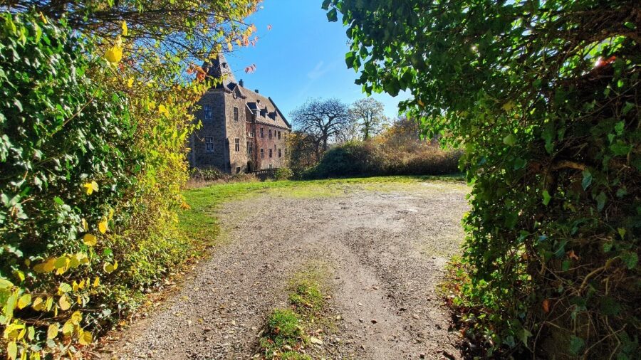 Stilvolle denkmalgeschützte Villa mit Blick auf Schloss Höllinghofen! - Zufahrt