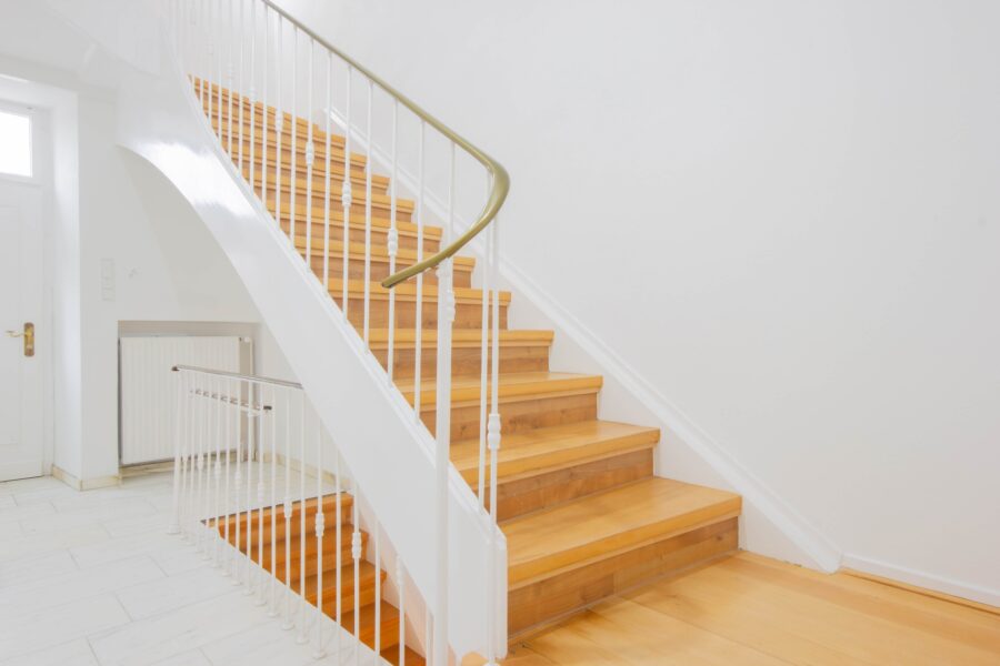 Stilvolle denkmalgeschützte Villa mit Blick auf Schloss Höllinghofen! - Treppenhaus