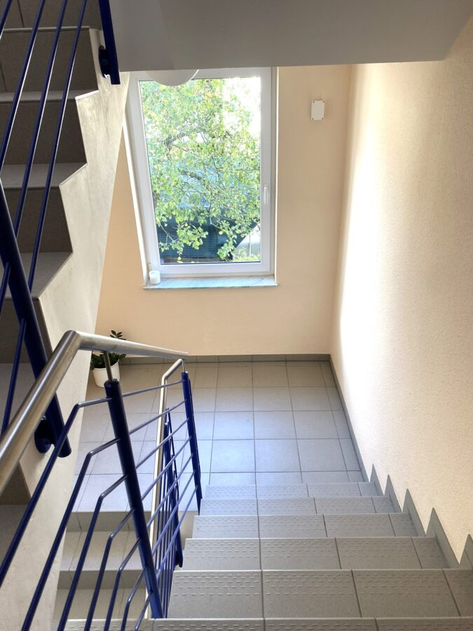 Ruhig und citynah gelegen! Top gepflegte Eigentumswohnung in Alt-Arnsberg - Treppenhaus