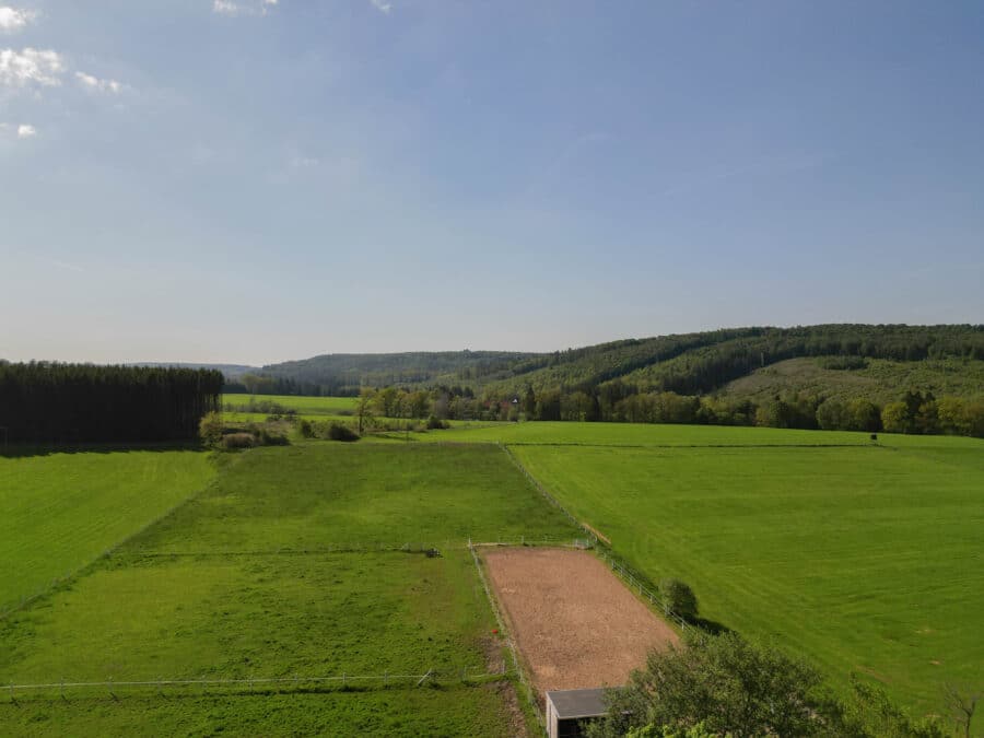 Natur, Ruhe und Pferdeglück – Exklusiver Pferdehof mit 2,1 ha in Brilon-Alme - Ausblick über eigene Länderei