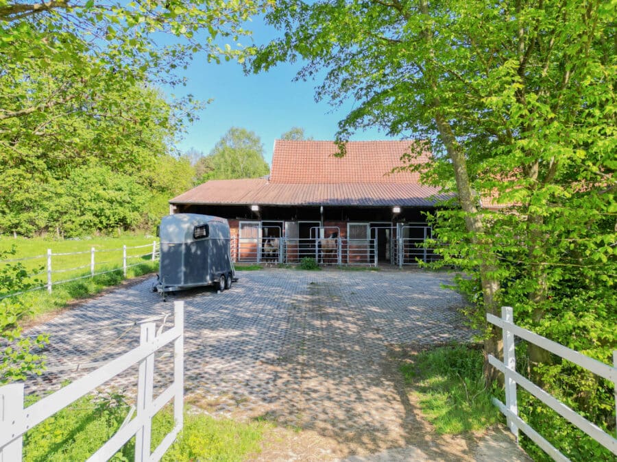 Natur, Ruhe und Pferdeglück – Exklusiver Pferdehof mit 2,1 ha in Brilon-Alme - Eingang zum Reitplatz