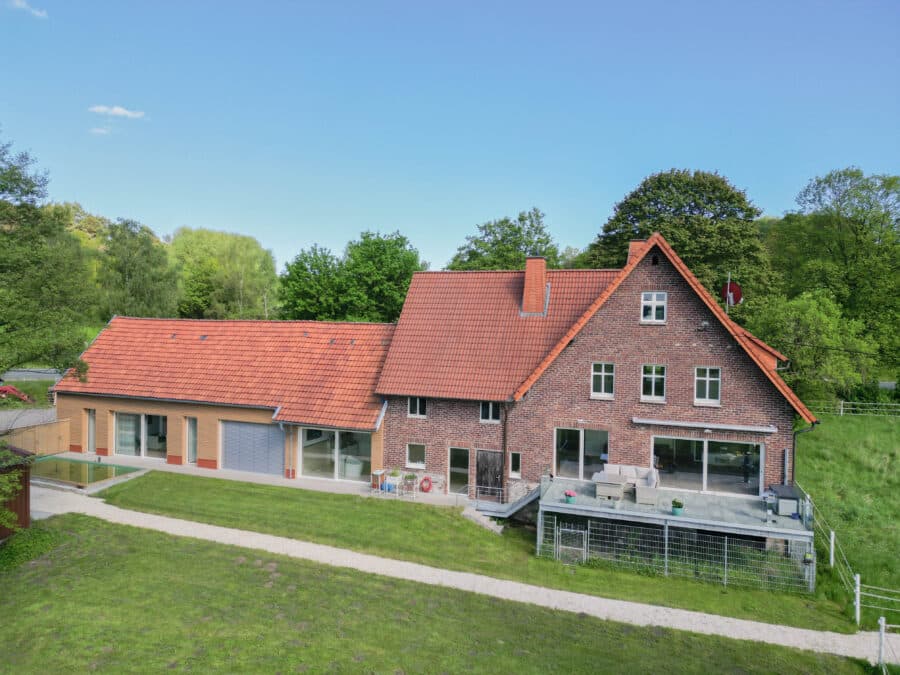 Natur, Ruhe und Pferdeglück – Exklusiver Pferdehof mit 2,1 ha in Brilon-Alme - Rückansicht und Garten