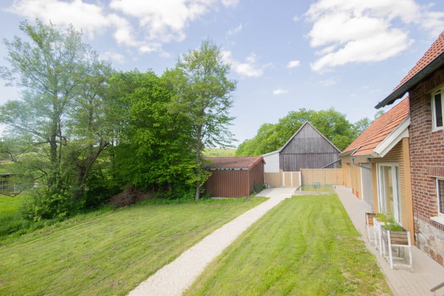 Natur, Ruhe und Pferdeglück – Exklusiver Pferdehof mit 2,1 ha in Brilon-Alme - Garten mit Teich