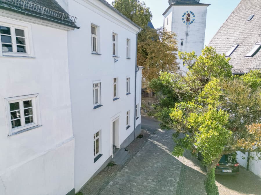 Ein-/Zweifamilienhaus mit Gewerbefläche in Toplage der Arnsberger Altstadt! - Ansicht mit Blick auf den Glockenturm