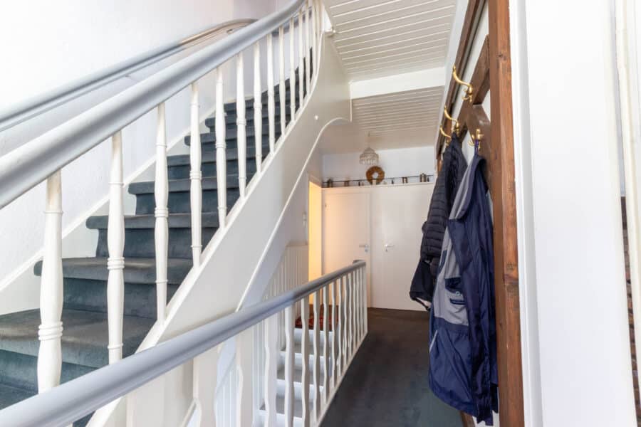Ein-/Zweifamilienhaus mit Gewerbefläche in Toplage der Arnsberger Altstadt! - Treppenhaus zum 2.Obergeschoss