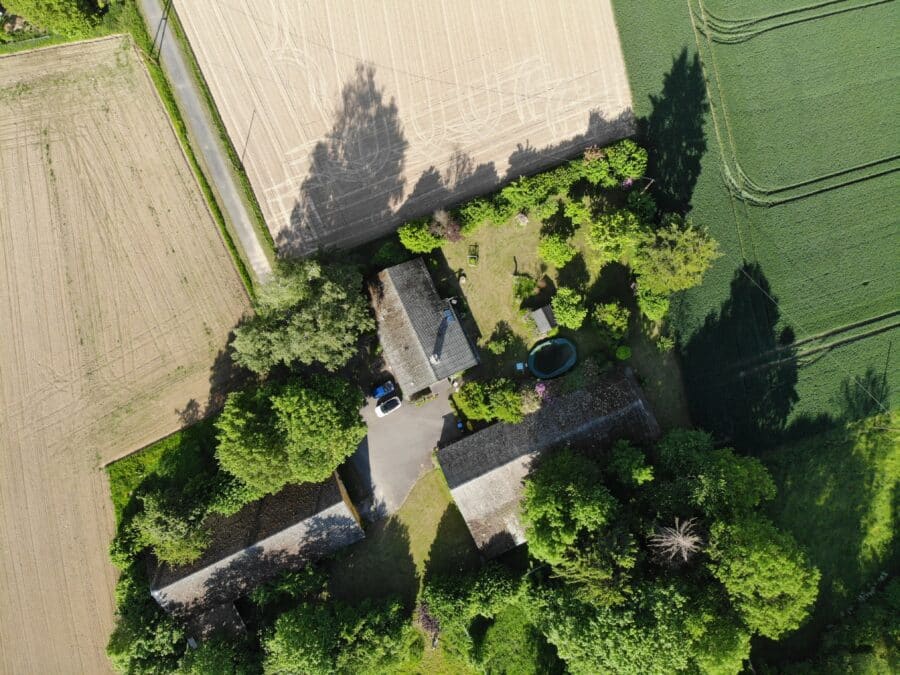 Familienfreundlicher Bauernhof/Resthof mit 3,5 ha Gesamtfläche - Übersicht mit der Drohne