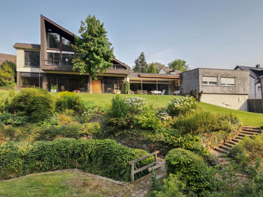 Außergewöhnliches Anwesen mit zwei eigenständigen Wohnhäusern und traumhafter Aussicht - Rückansicht / Garten
