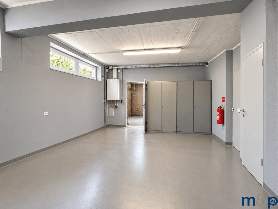 Eine Immobilie, unzählige Möglichkeiten – hier werden Geschäftsideen Wirklichkeit! - Lagerraum KI generiert