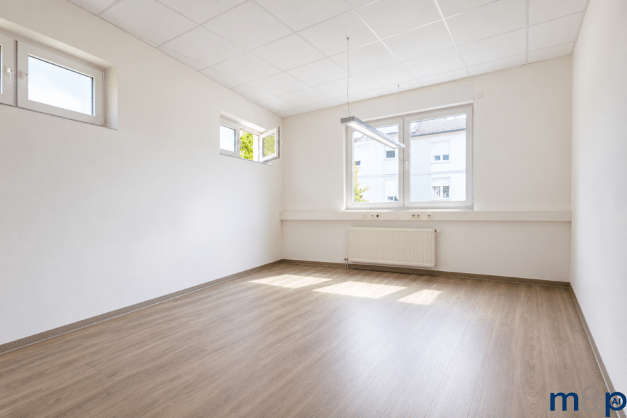 Eine Immobilie, unzählige Möglichkeiten – hier werden Geschäftsideen Wirklichkeit! - Büro KI generiert