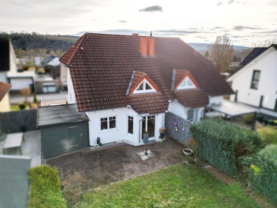 Ihr neues Zuhause am Möhnesee: Familienfreundliches Wohnen mit zusätzlichen Nutzungsmöglichkeiten - Rückansicht