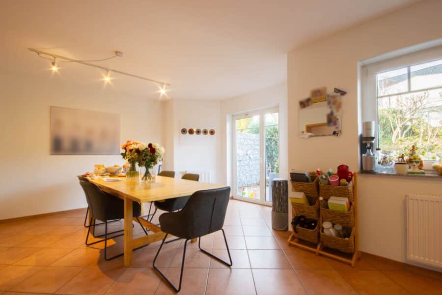 Familienfreundliches Einfamilienhaus mit Einliegerwohnung (Doppelhaushälfte) in ruhiger Wohnlage von Möhnesee-Günne - Küche-Essbereich