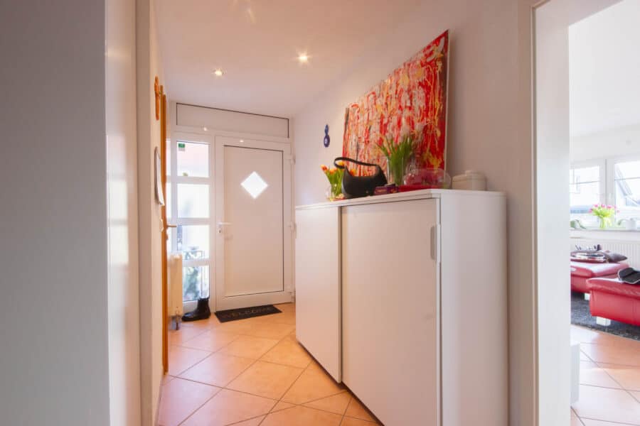 Familienfreundliches Einfamilienhaus mit Einliegerwohnung (Doppelhaushälfte) in ruhiger Wohnlage von Möhnesee-Günne - Eingangsbereich